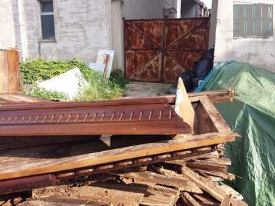 I resti di alcune bare ammassati nel retro del cimitero di Mola di Bari